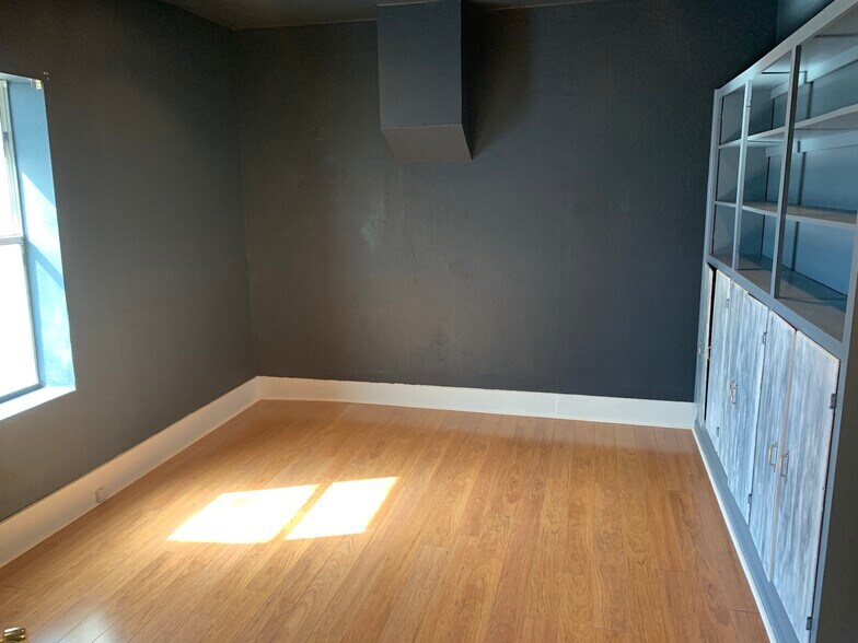 More Photos Of 903 N Elm St, Denton Office For Lease