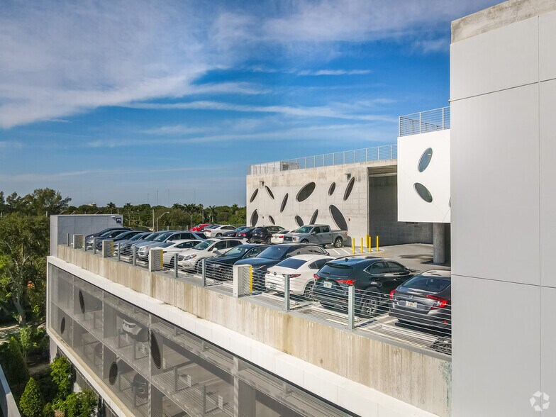 More Photos Of 2420 NE Miami Gardens Dr, Miami Office For Lease