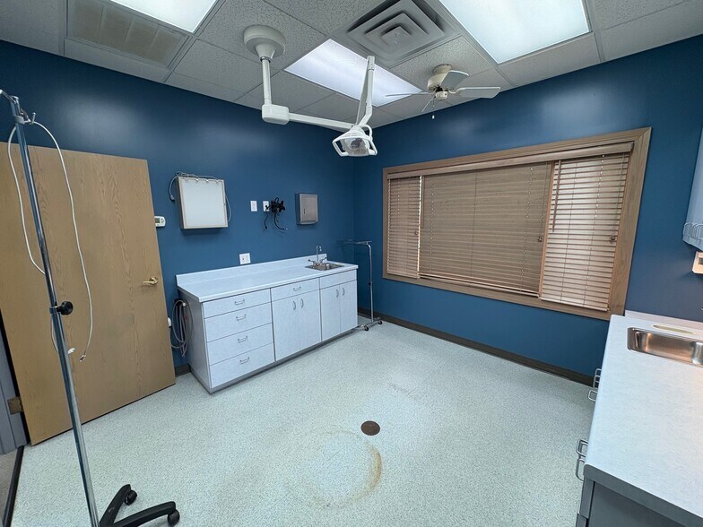 More Photos Of 6139-6143 E 91st St, Tulsa Medical For Lease