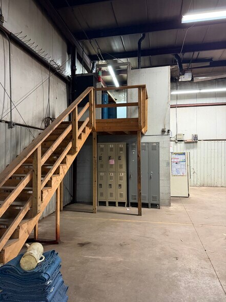 More Photos Of 1705 Dixie Rd, Neenah Flex For Lease