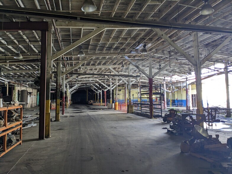 More Photos Of 314 N Maple St, Adel Manufacturing For Sale