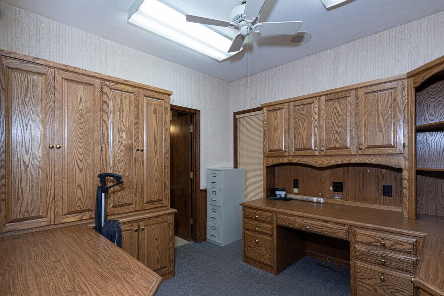 More Photos Of 3830 Rosemont Dr, Columbus Office For Sale