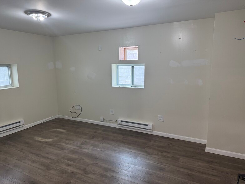 More Photos Of 11 Wheelock Ave, Inwood Warehouse For Lease