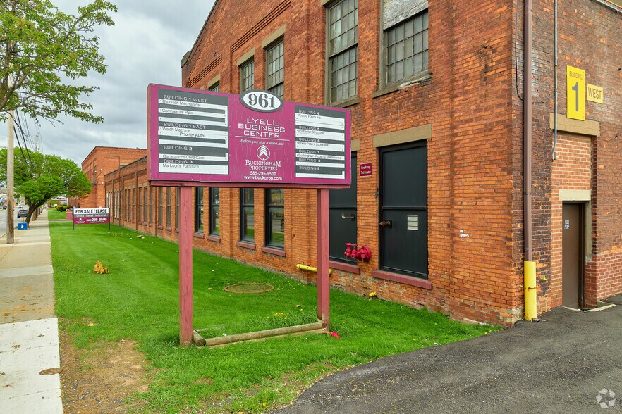 More Photos Of 961-1029 Lyell Ave, Rochester Showroom For Lease