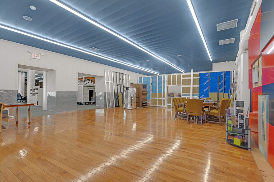 More Photos Of 3114 Tonnelle Ave, North Bergen Showroom For Lease