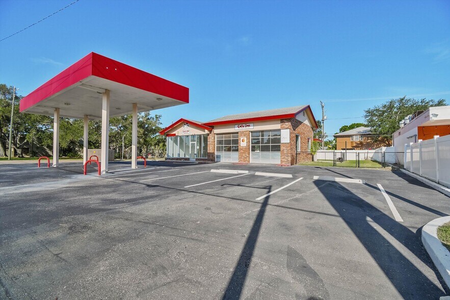 More Photos Of 2000 Bayshore Blvd, Dunedin Bar For Sale