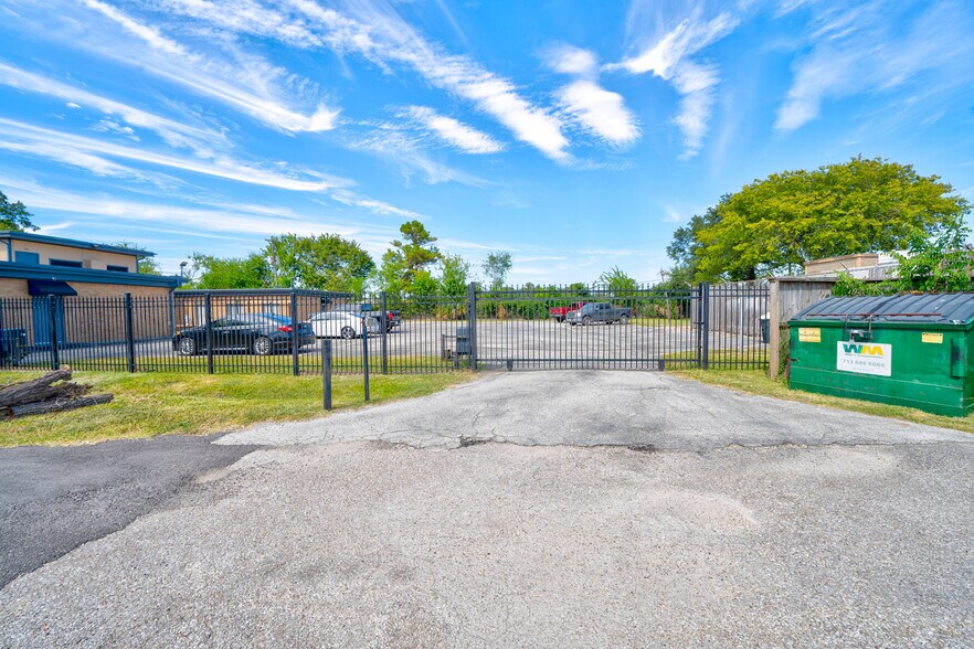 More Photos Of 9941 Rowlett Rd, Houston Medical For Lease