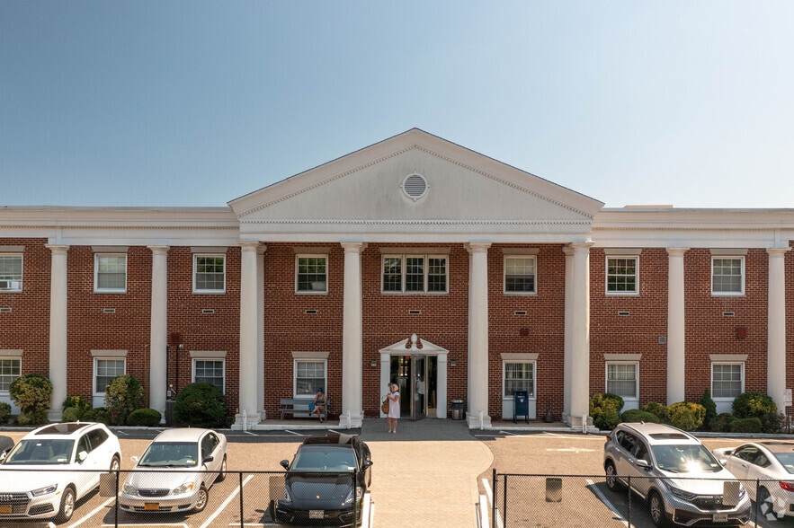 Primary Photo Of 560 Northern Blvd, Great Neck Medical For Lease