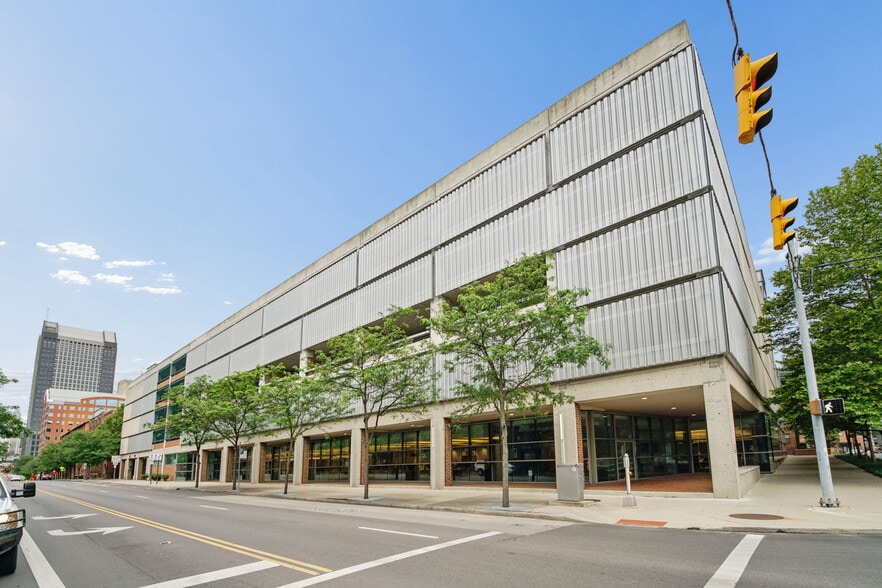 Primary Photo Of 600-640 S Front St, Columbus Parking Garage For Lease