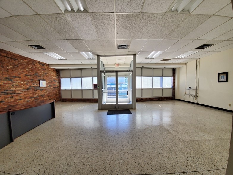 More Photos Of 227 28th St, Newport News Storefront Retail Office For Lease