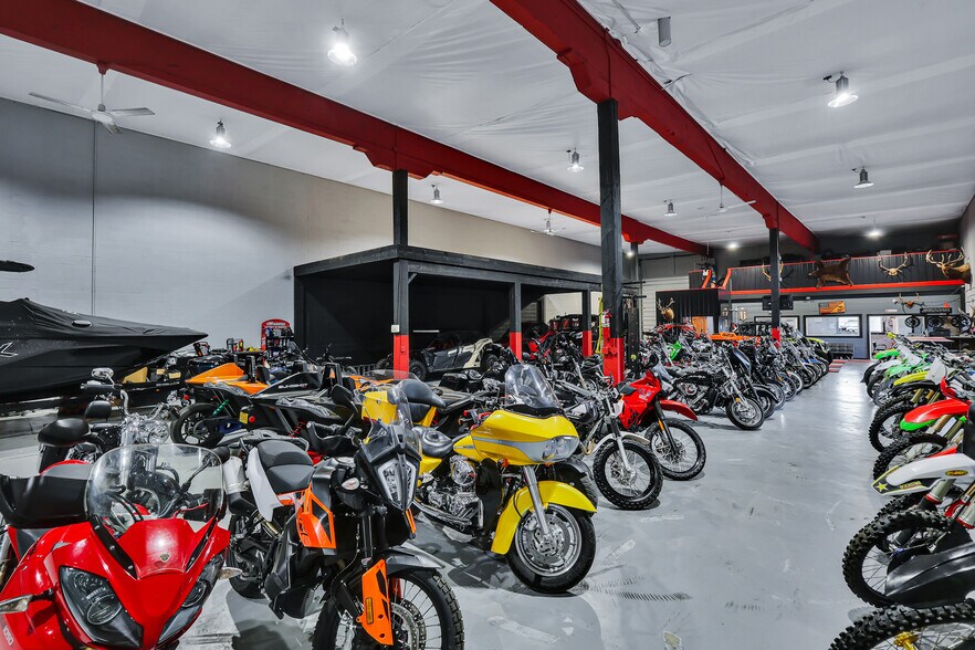 More Photos Of 7168 N Government Way, Dalton Gardens Warehouse For Sale