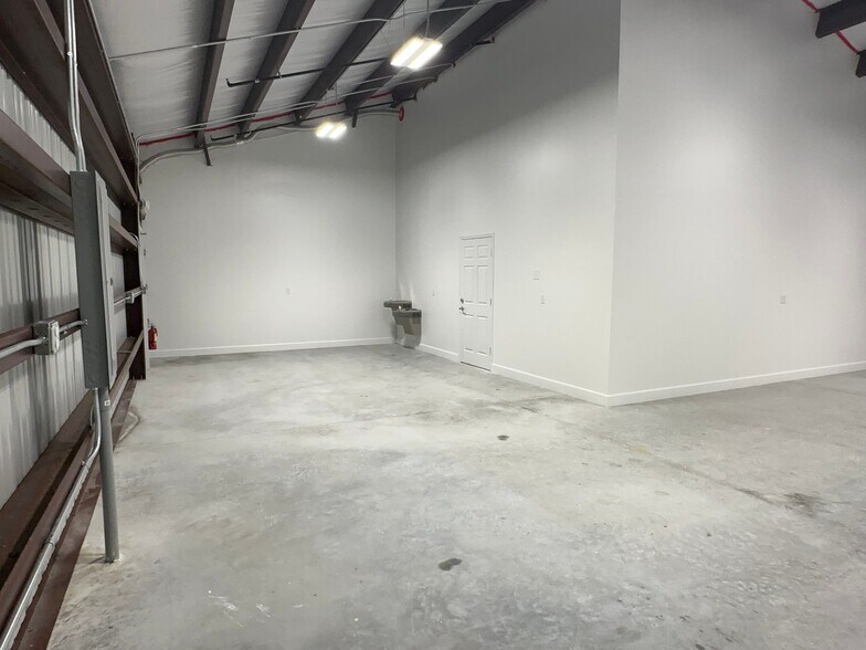 More Photos Of 3801-3815 Oleander Ave, Fort Pierce Warehouse For Lease