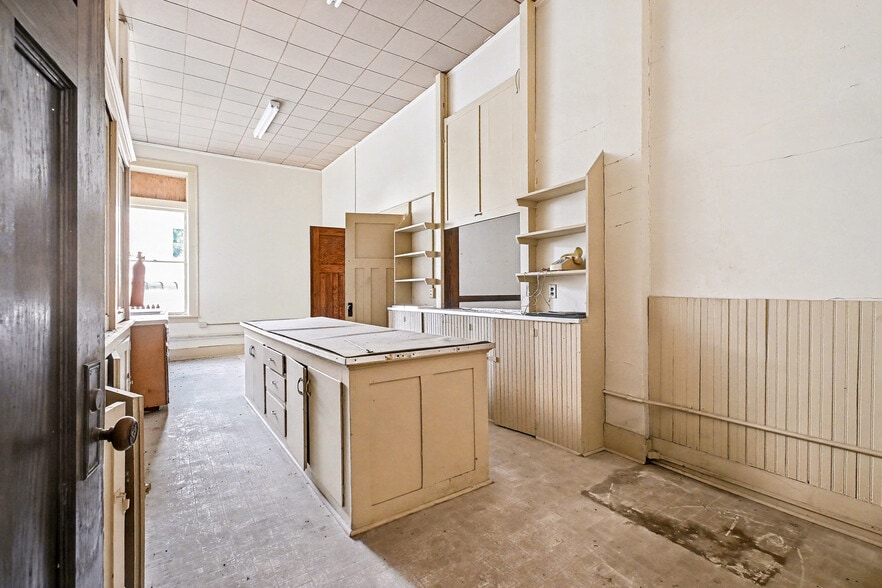 More Photos Of 422 E Coolbaugh St, Red Oak Storefront Retail Office For Sale