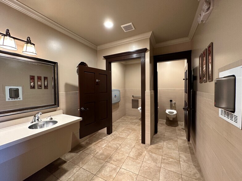 More Photos Of 1 Public Sq, Holley Apartments For Sale