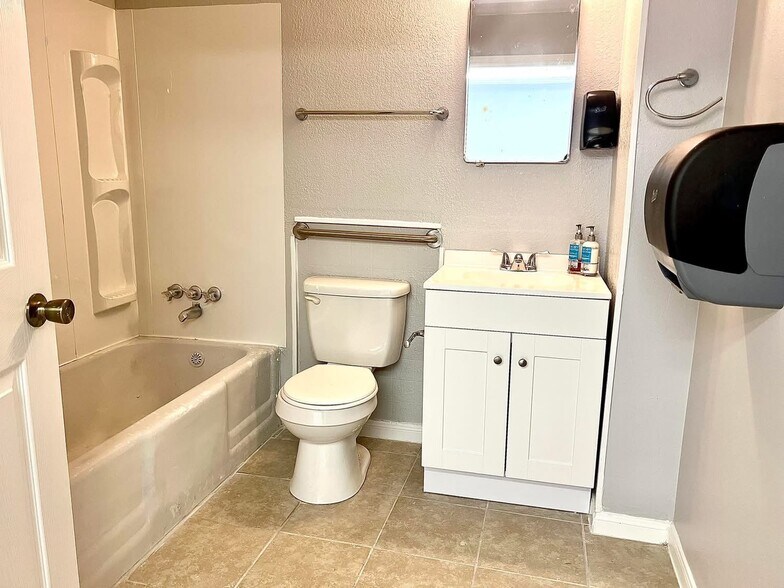 More Photos Of 1501 Mercury Dr, Jacinto City Office For Lease