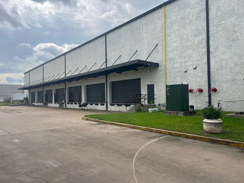 More Photos Of 2800 Fondren Rd, Houston Warehouse For Lease