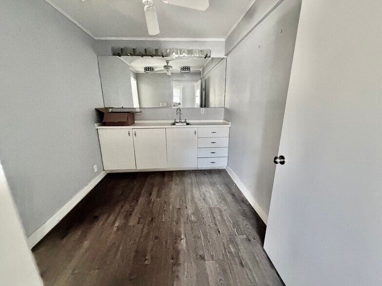 More Photos Of 408 Boston Post Rd, Darien Freestanding For Lease