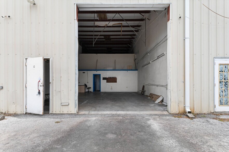 More Photos Of 9161 131st Pl N, Largo Warehouse For Lease
