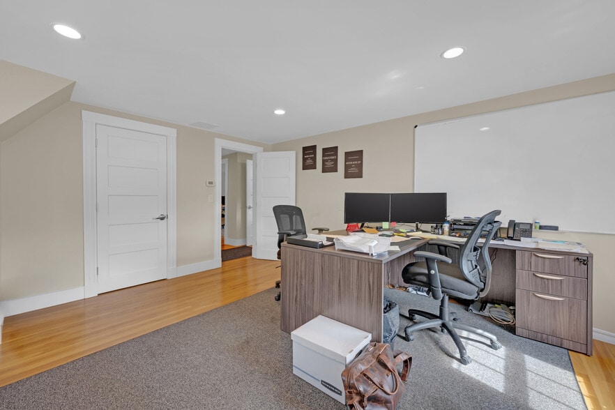 More Photos Of 4 Makepeace Rd, Westford Office Residential For Sale
