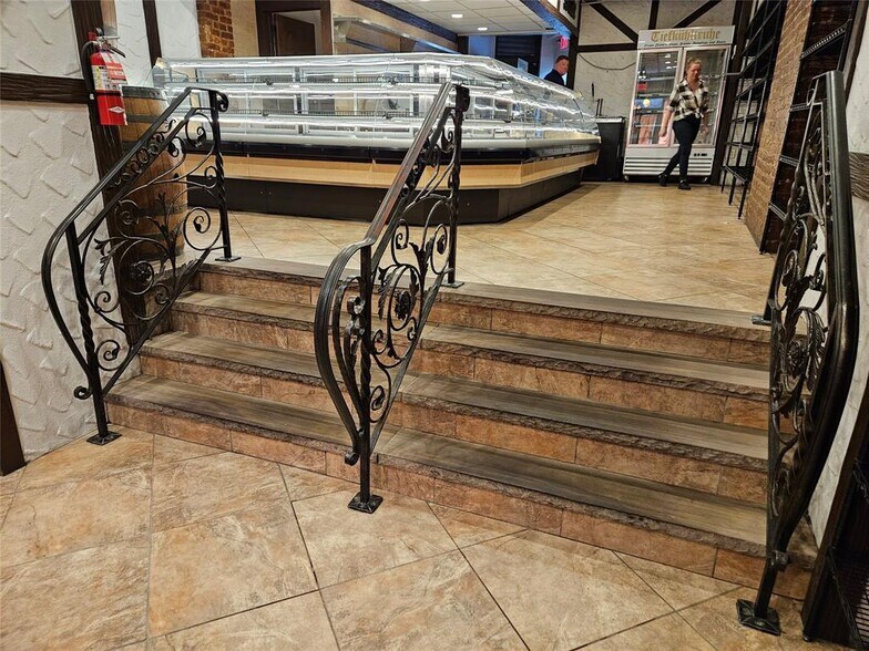 More Photos Of 6940 Myrtle Ave, Glendale General Retail For Lease