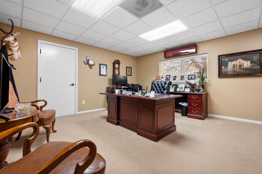 More Photos Of 2529 74th St, Lubbock Office For Lease