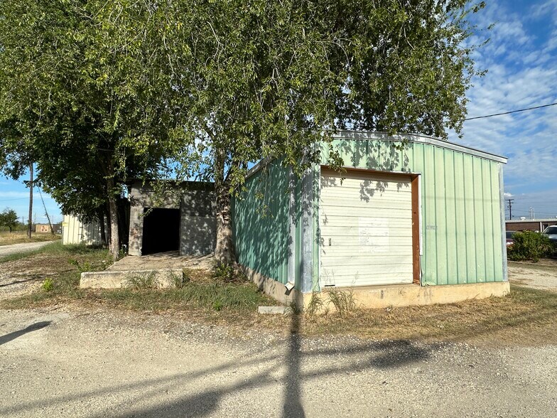 More Photos Of 1308 Simmons Ave, Jourdanton Garden Center For Sale