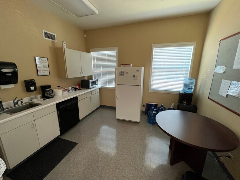 More Photos Of 2400 NW 24th St, Fort Worth Office For Sale