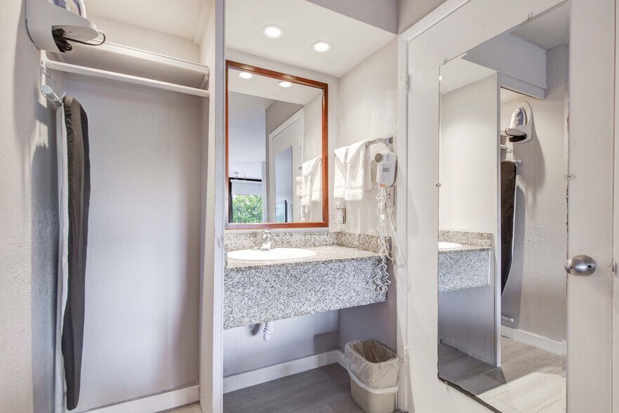 More Photos Of 2520 Stirling Rd, Hollywood Hotel For Sale