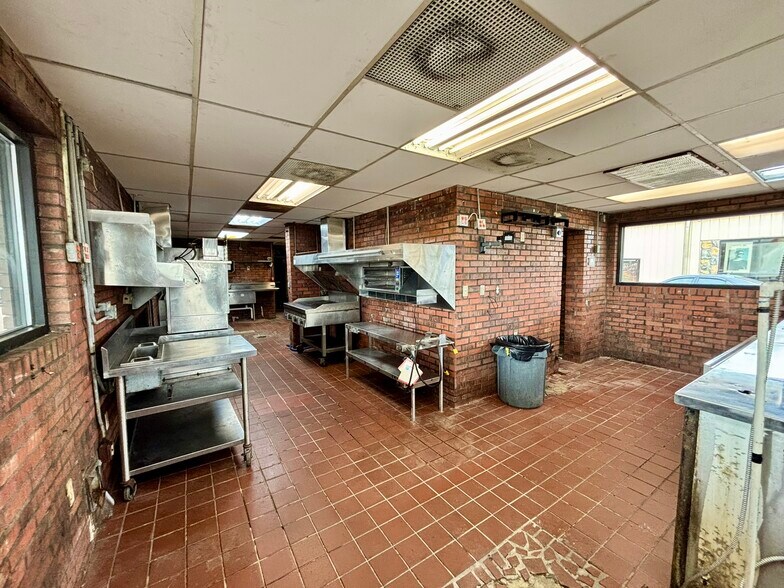 More Photos Of 210 W Calhoun St, Bruce Fast Food For Sale