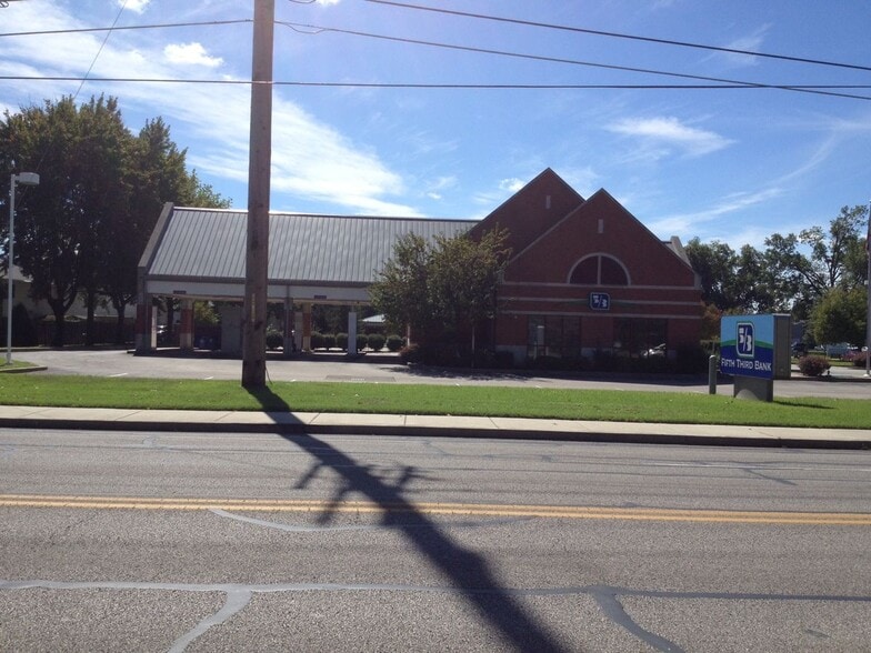 More Photos Of 1000 Professional, Evansville Bank For Sale