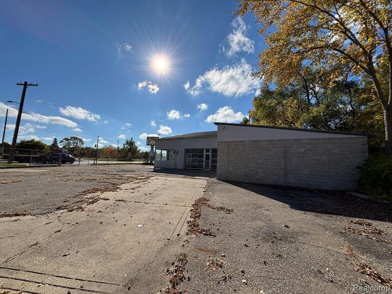 More Photos Of 17245 Telegraph Rd, Detroit Auto Repair For Lease