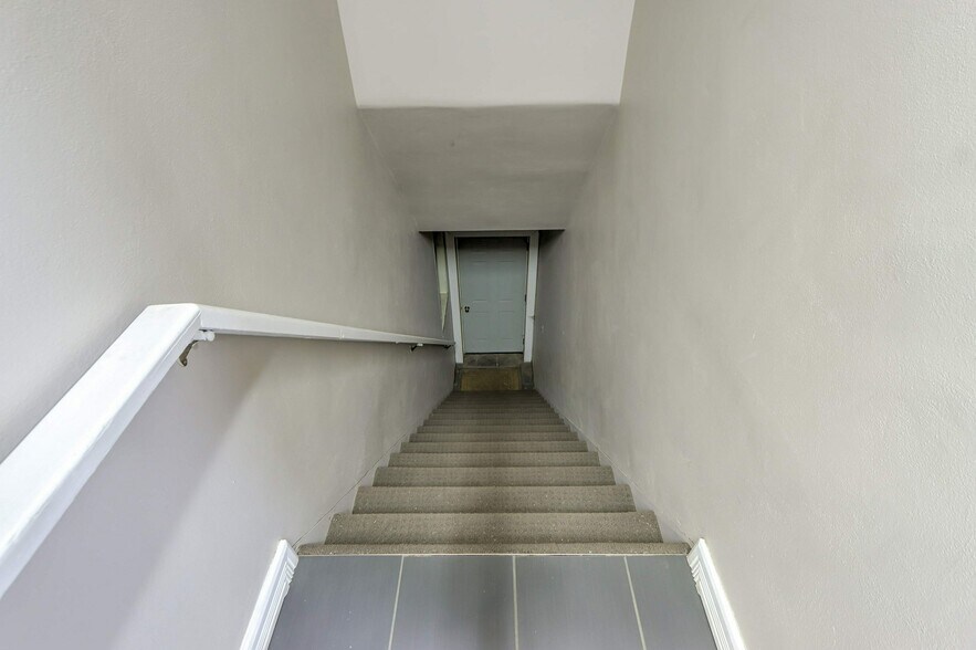 More Photos Of 9903 76th Ave NW, Edmonton Showroom For Sale