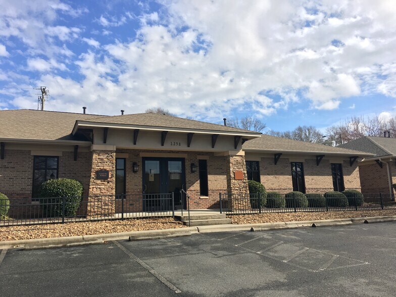 More Photos Of 1258 Mann Dr, Matthews Medical For Sale