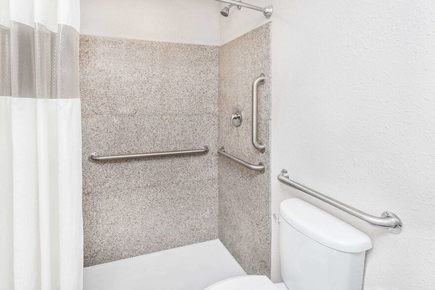 More Photos Of 215 E Walworth Ave, Delavan Hotel For Sale