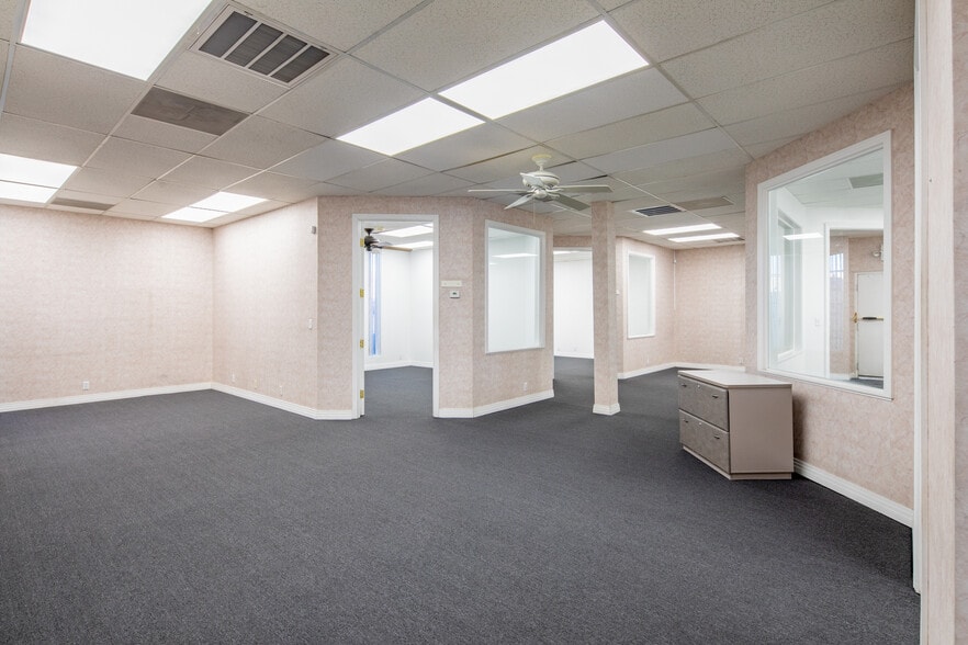 More Photos Of 844 E Sahara Ave, Las Vegas Loft Creative Space For Lease