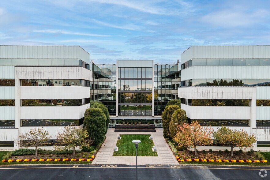 More Photos Of 125 Chubb Ave, Lyndhurst Office For Lease