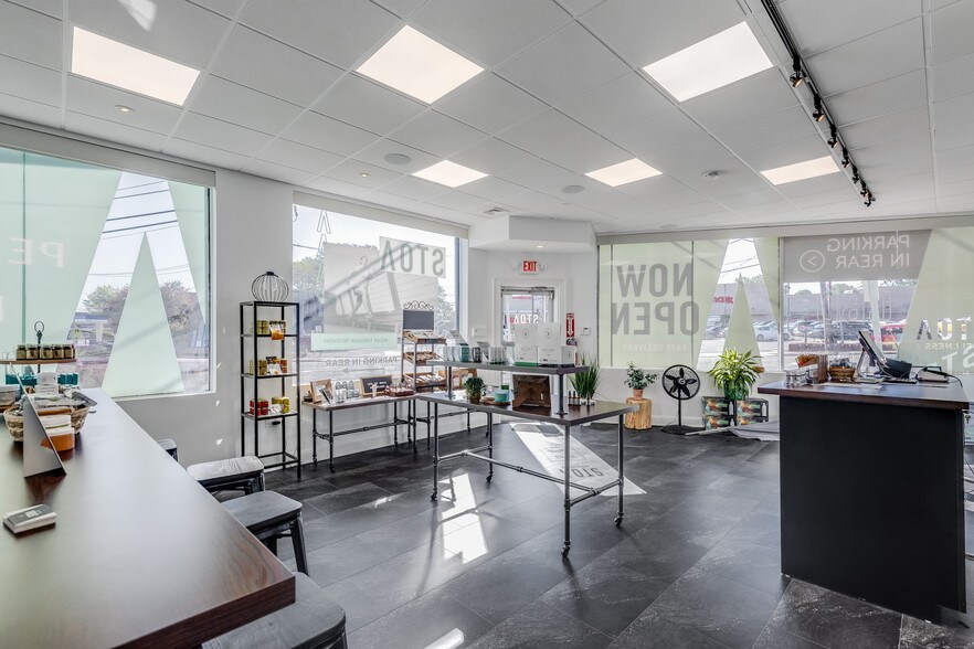 More Photos Of 7 Northern Blvd, Greenvale Storefront For Lease