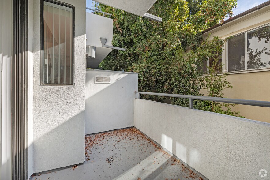 More Photos Of 1527 Veteran Ave, Los Angeles Apartments For Sale