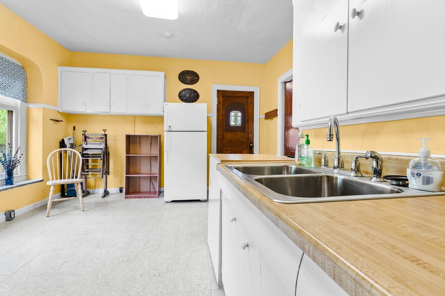 More Photos Of 15522 Madison Ave, Lakewood General Retail For Sale