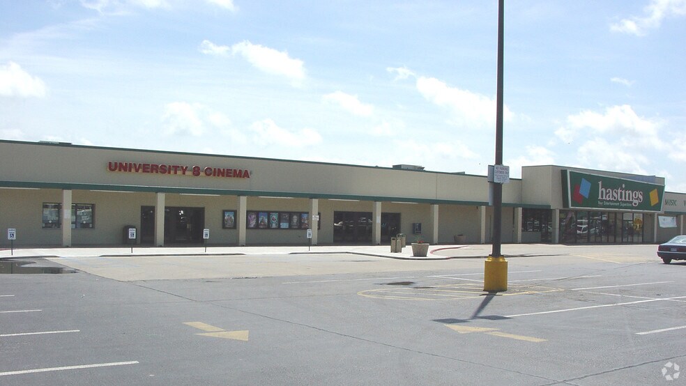 More Photos Of 721-727 N Charles St, Warrensburg General Retail For Lease