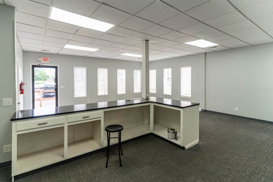 More Photos Of 415 S Kansas Ave, Olathe Warehouse For Lease