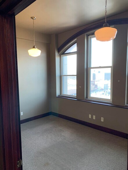 More Photos Of 103 E State St, Mason City Office For Lease