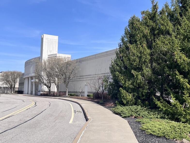 Primary Photo Of 1000 Robinson Center Dr, Pittsburgh Department Store For Lease