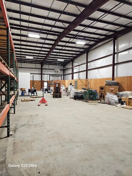 More Photos Of 35 Hamilton Ln, Glenmont Warehouse For Lease