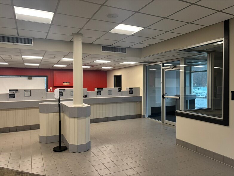 More Photos Of 135 Main St, Freeport Freestanding For Lease