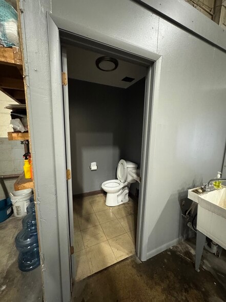 More Photos Of 810 Taylor St, Elyria Manufacturing For Lease