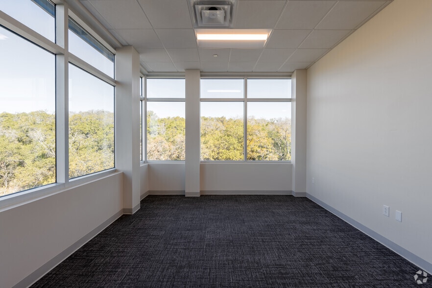 More Photos Of 19122 N US Highway 281, San Antonio Office For Lease