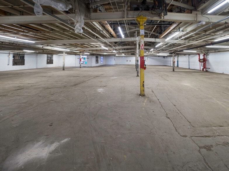 More Photos Of 39 Meade St, Trenton Distribution For Sale