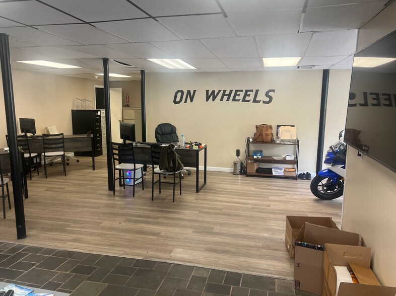 More Photos Of 29 Bridge St, Pelham Auto Dealership For Lease