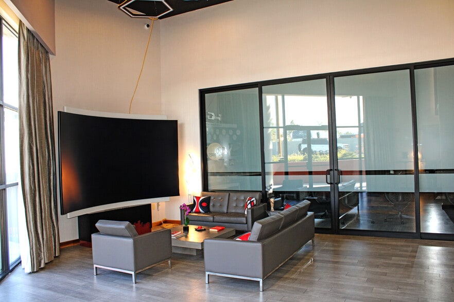 More Photos Of 6440 Polaris Ave, Las Vegas Manufacturing For Sale